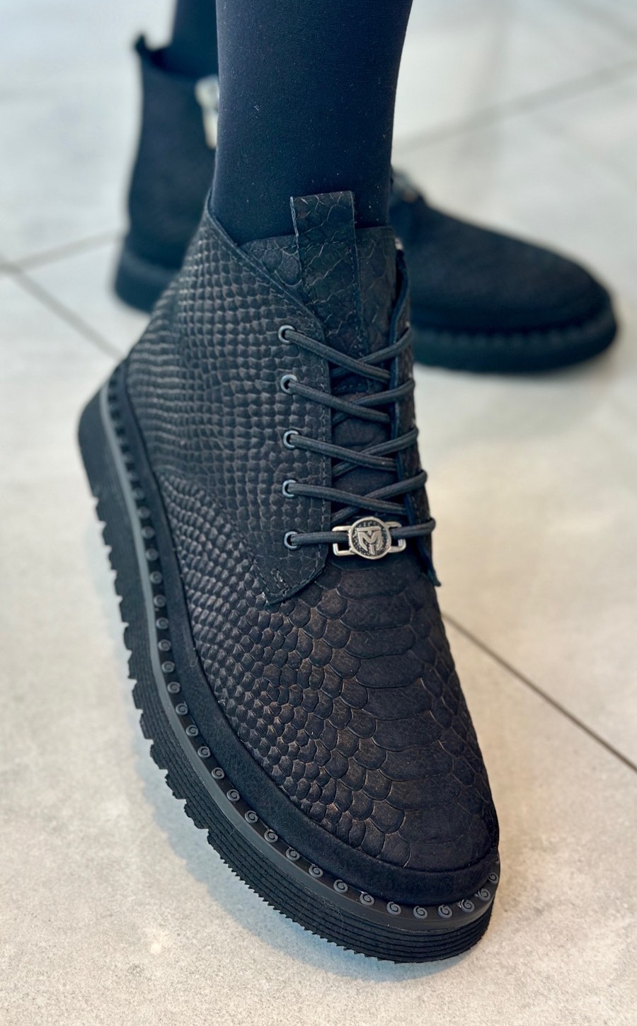 Tutto Bene magasszárú  cipő fekete színben (KS-308/SYH NUB KROKO TBN SYH))